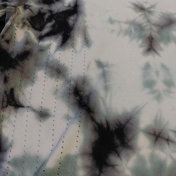 Lululemon shibori print cropped tee. - Picture 2 of 2